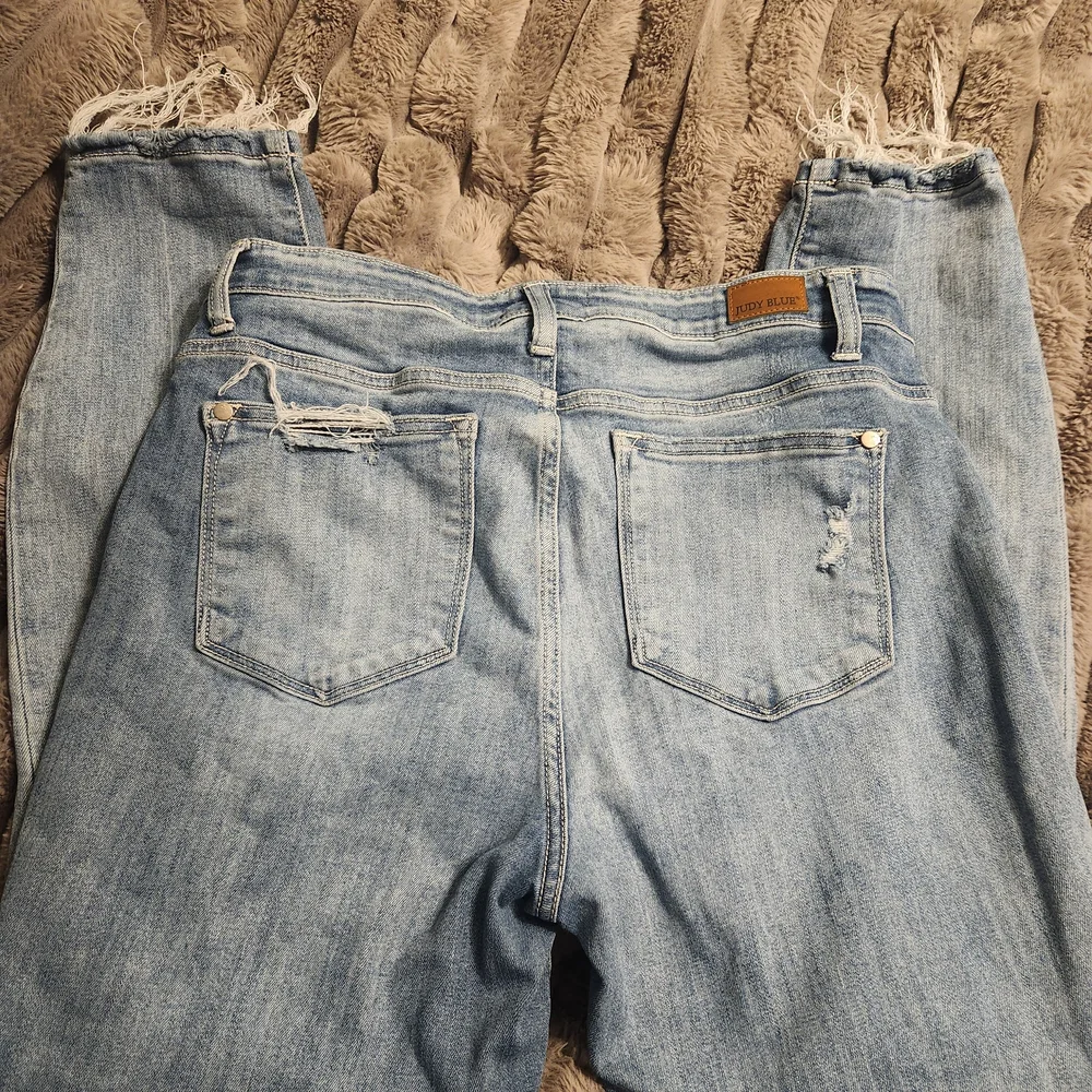 Judy Blue Button Fly Boyfriend Fit Distressed Jean - Picture 3 of 6